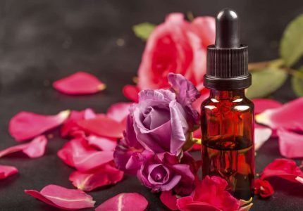 Essential-oil-with-rose-flowers-and-petals